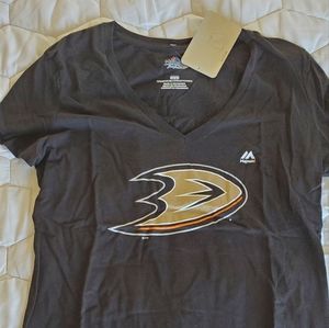 NWT Anaheim Ducks hockey club logo v-neck t-shirt women's M